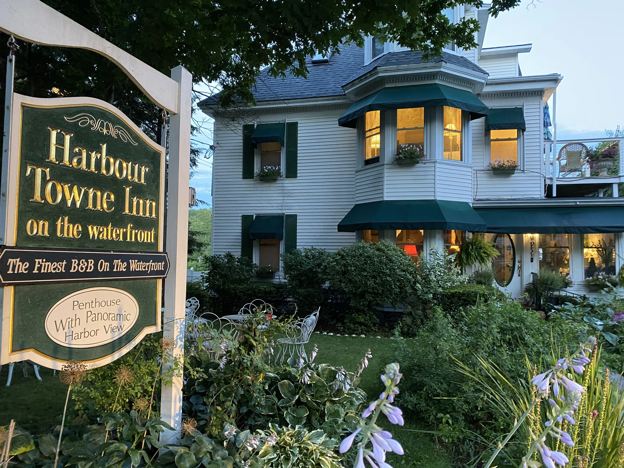 front of harbour towne inn